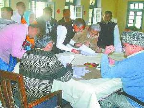 snatched the nomination paper BSP candidate , threw stones at the jeep